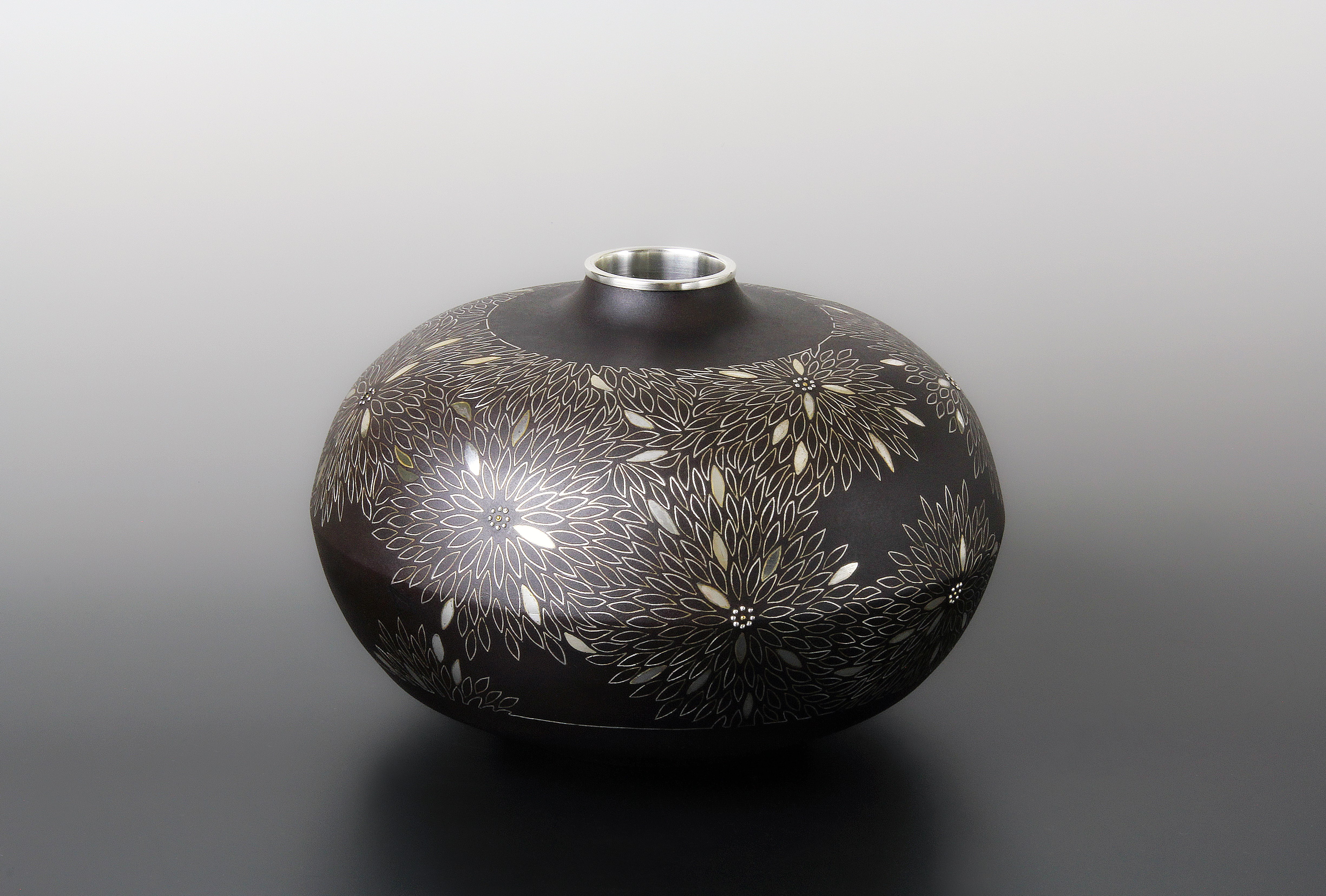 Flower vase with inlaid Chrysanthemum design (mujinagiku)